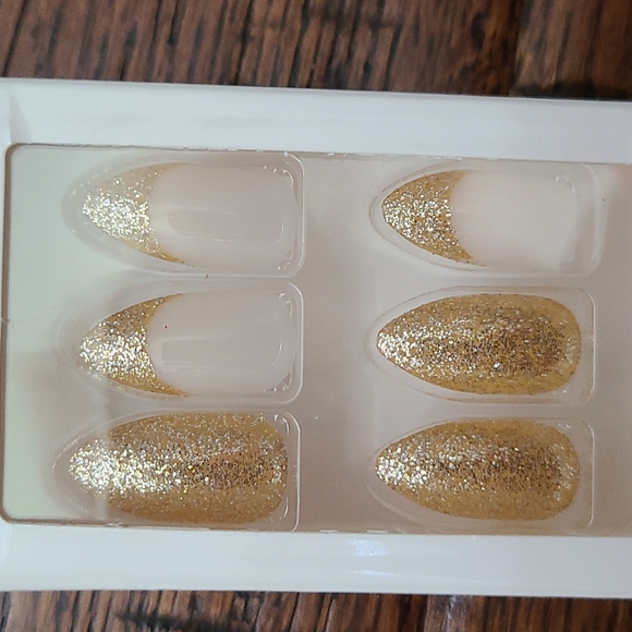 Set of Kiss Glitter Ready to Wear Nails - Picture 3 of 4